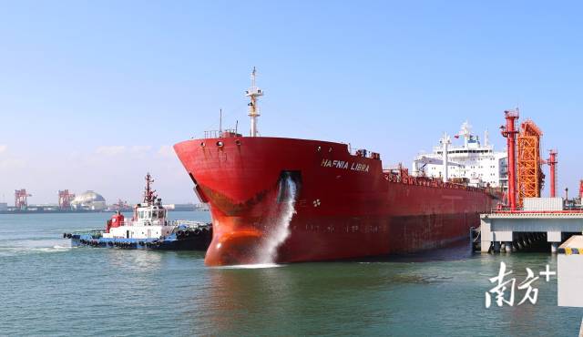 "哈弗尼"油轮靠泊装船.