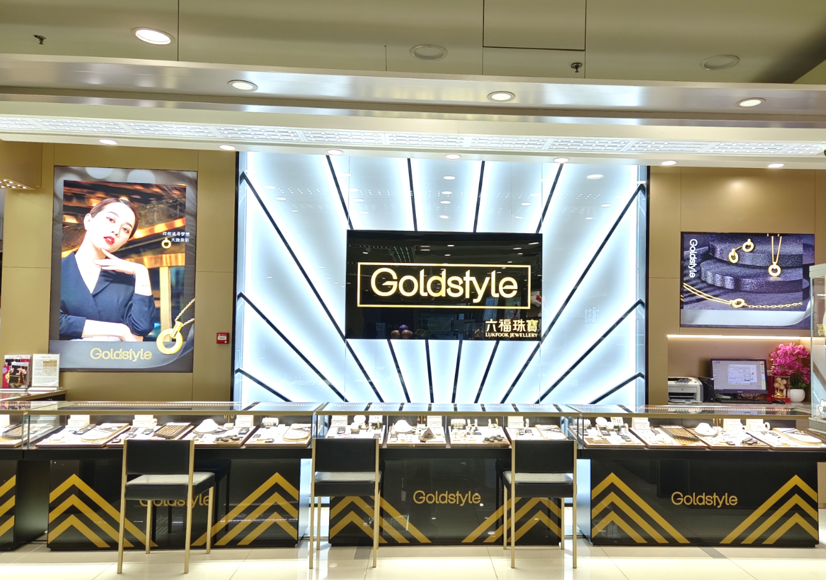 六福珠宝又开新副牌门店主打粉色装修