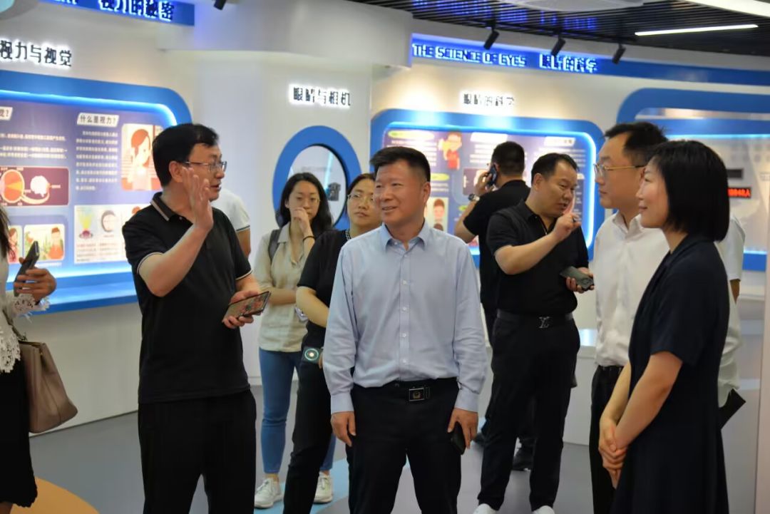 中国健康传媒集团董事副总经理王冲一行参观调研欧普康视