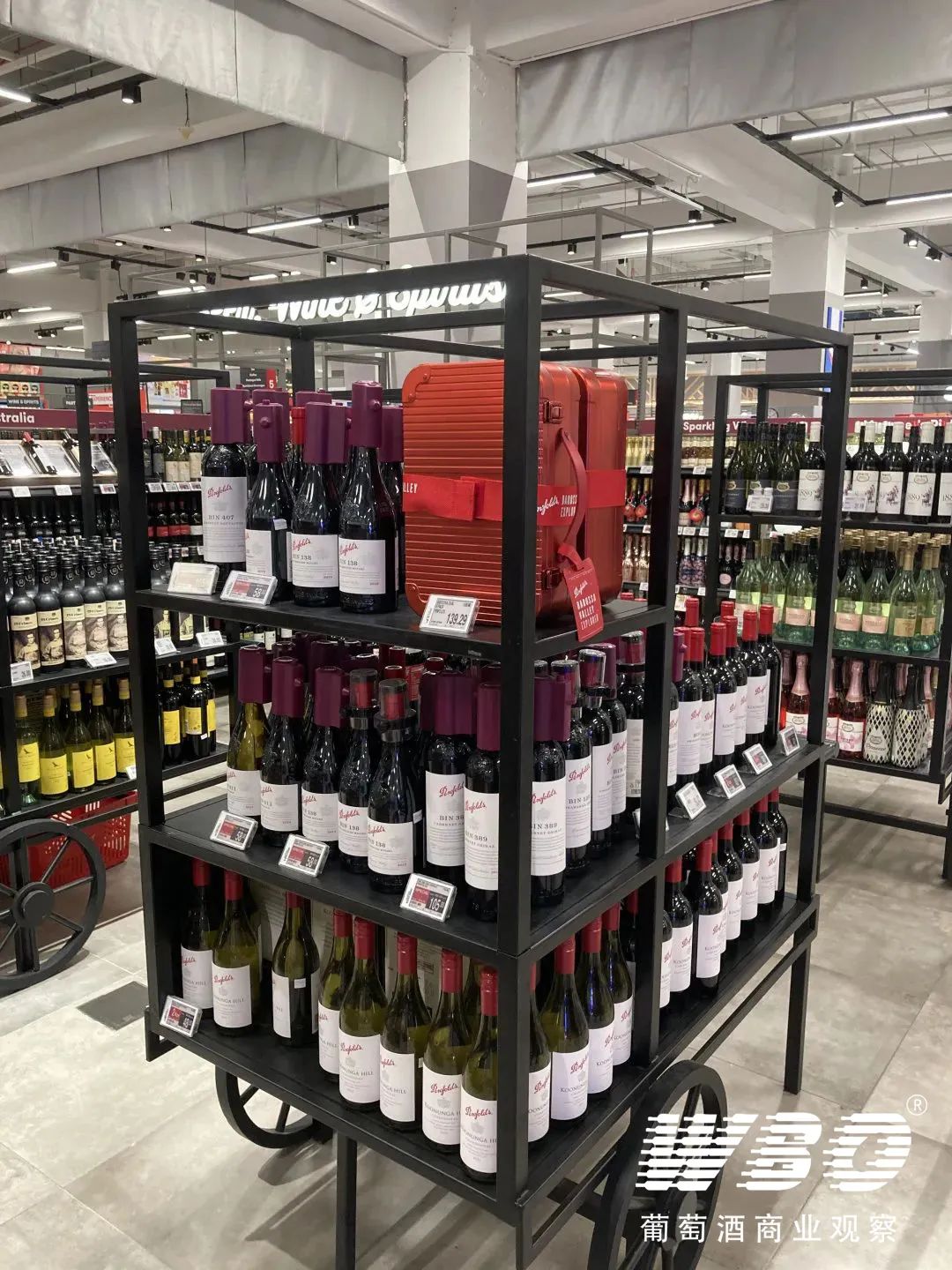超市fairprice xtra内,葡萄酒除了被按国别,品类陈列,还有特别的堆头