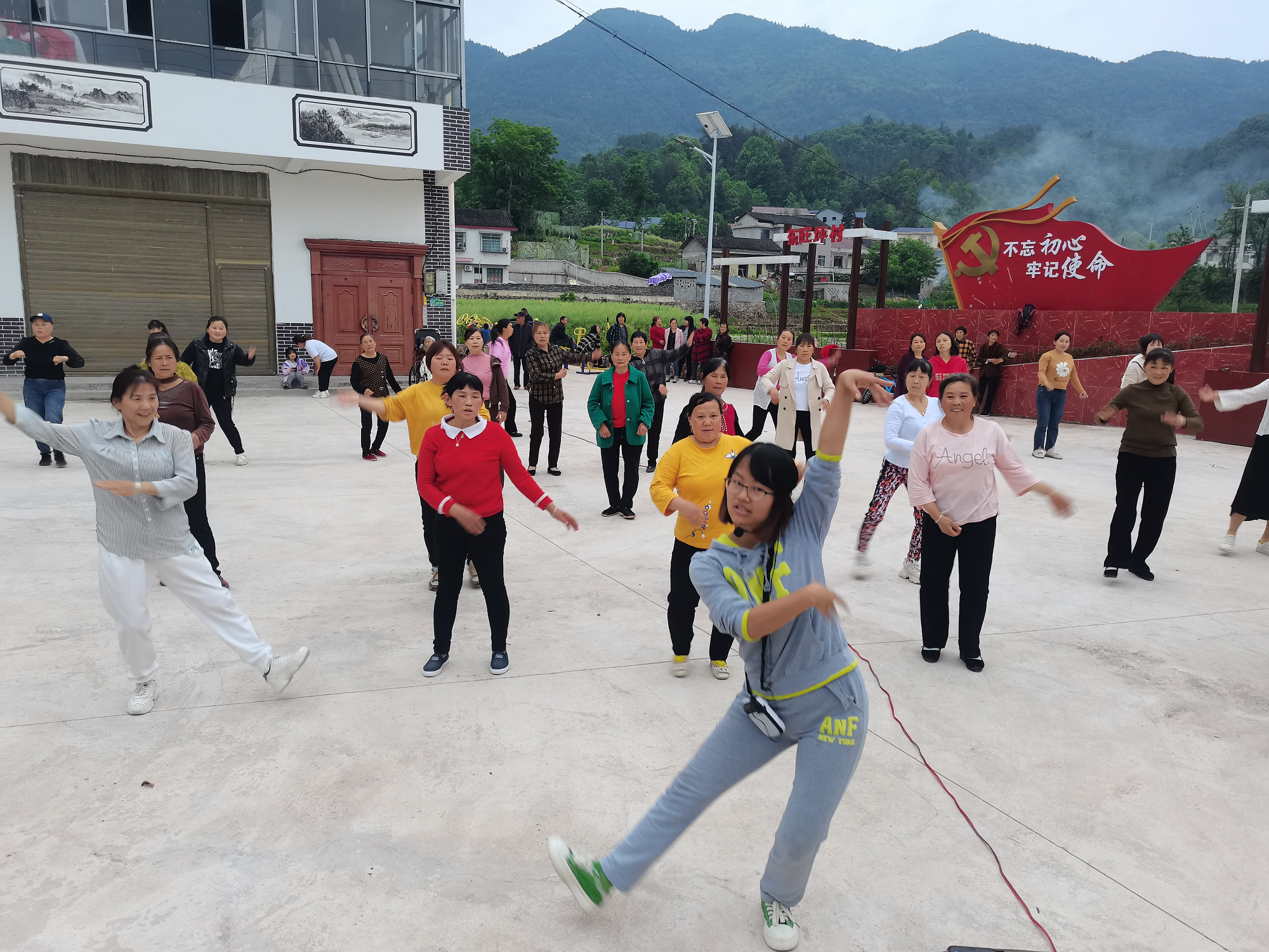 村里跳广场舞图片图片