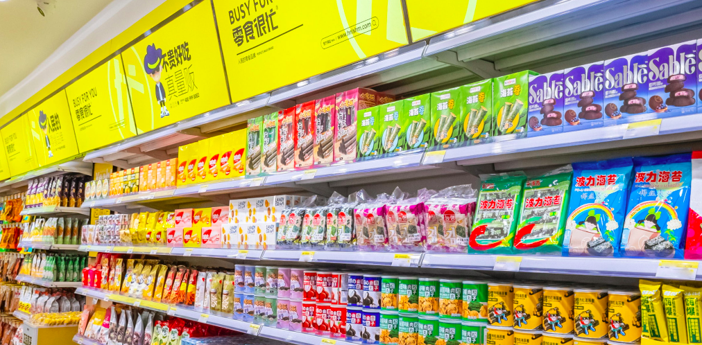 零食折扣店疯狂瓜分小镇青年