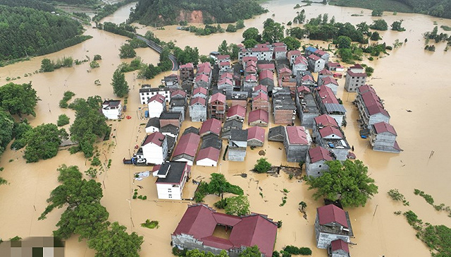 5月6日,被洪水淹沒的江西吉安新幹縣村居.