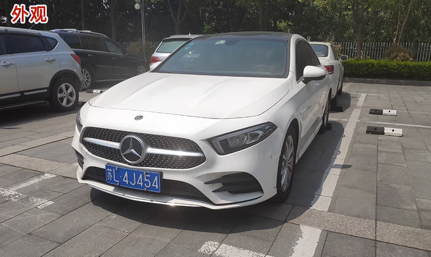 江苏省镇江市一辆梅赛德斯奔驰牌小型轿车将以11万起拍