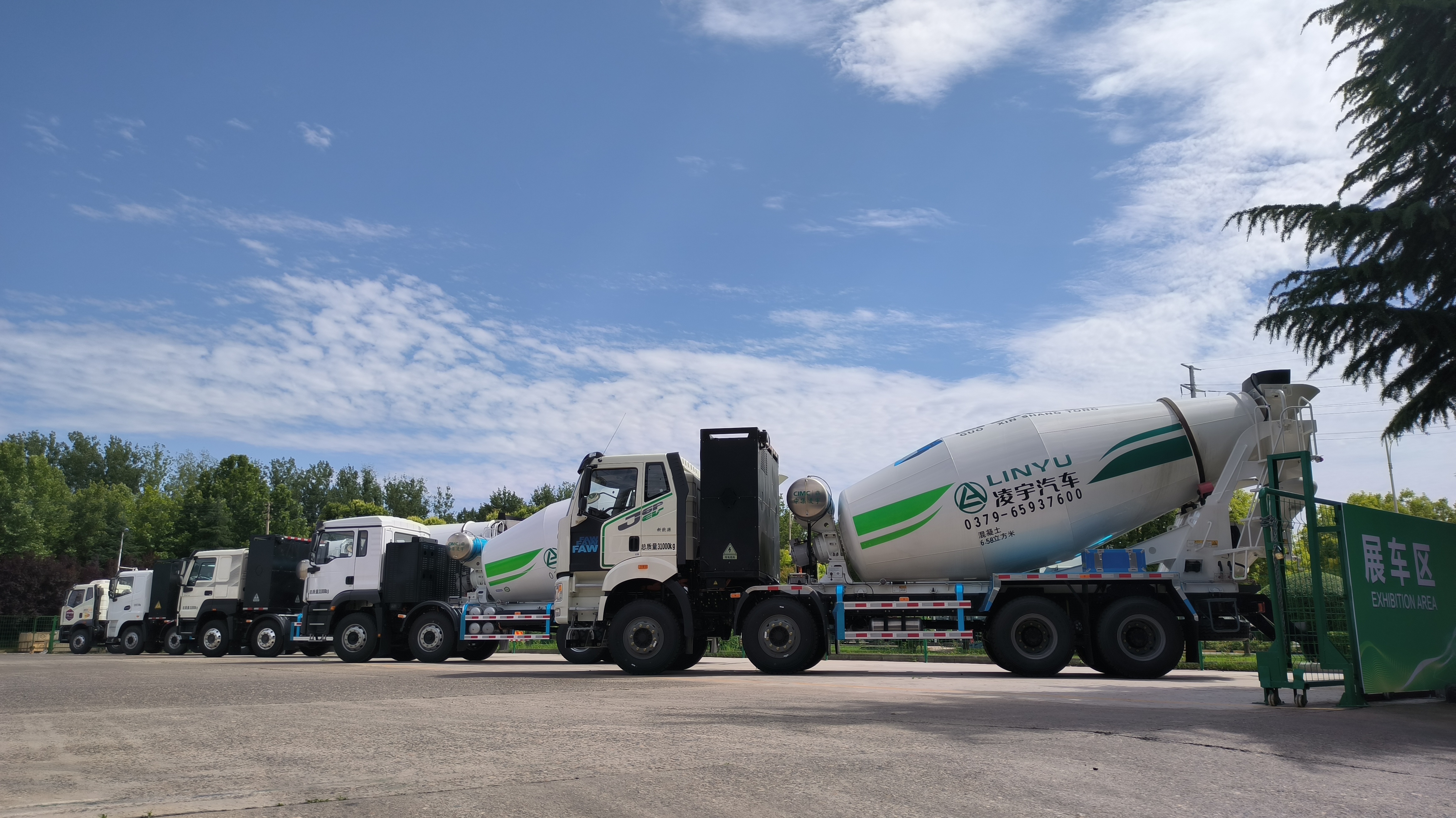 在展车区,新能源搅拌车,特种粉罐车,畜牧车辆,环卫产品等凌宇汽车系列