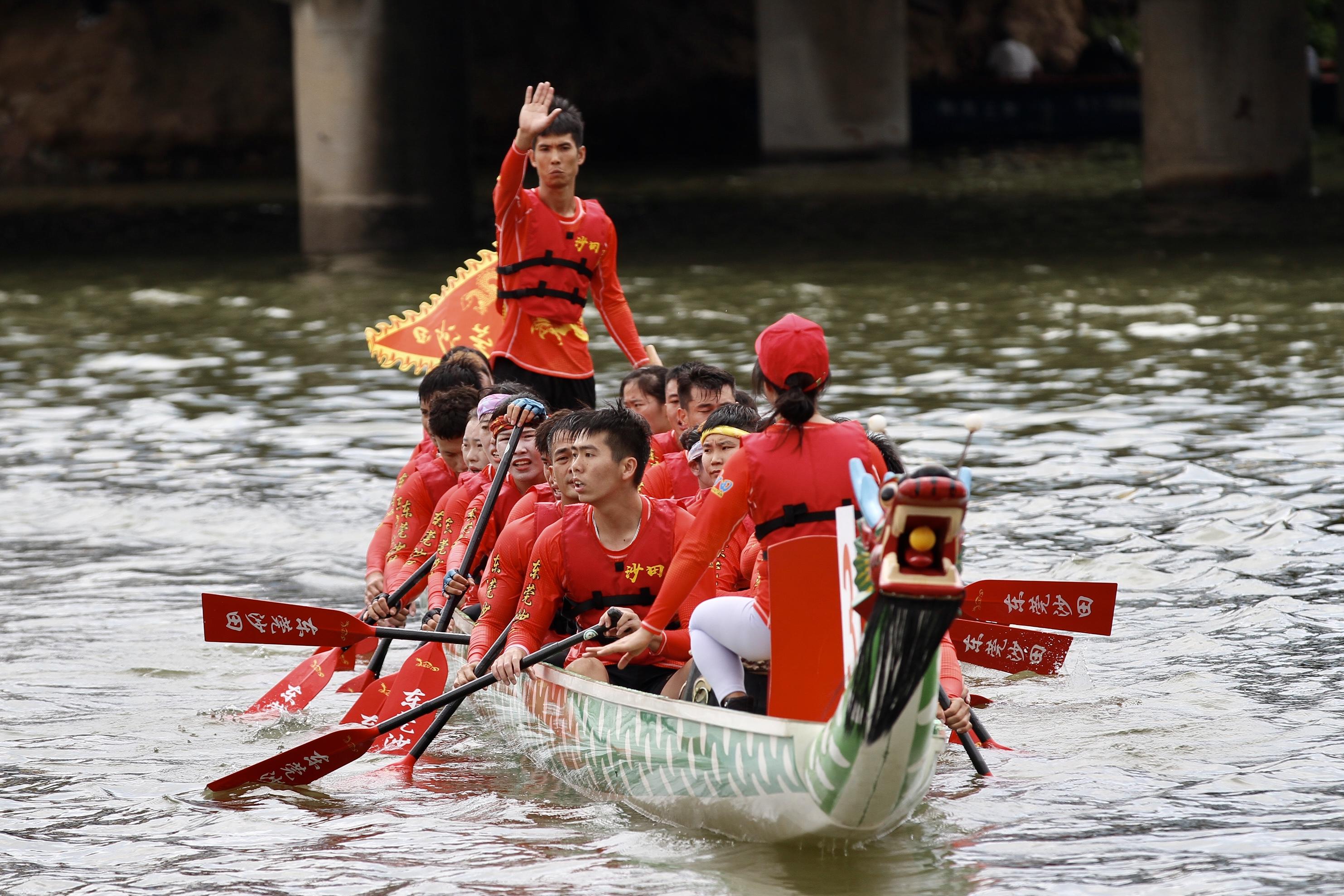 粤港澳大湾区龙舟邀请赛在东莞举行,两地"沙田"包揽前二_财富号_东方