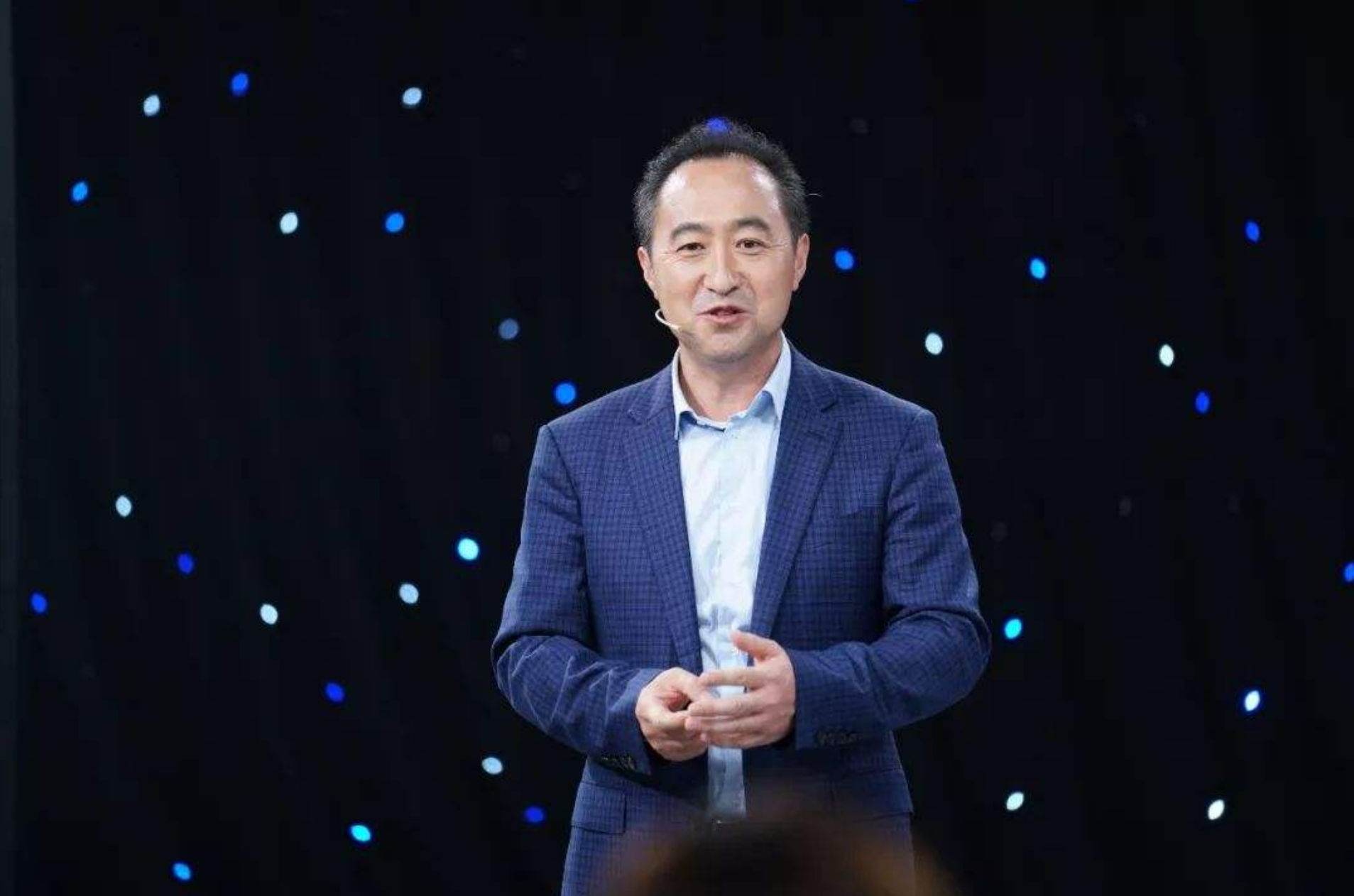 一位叫王旭宁,富豪榜上显示其来自上海环球生活,其实他来自一家大名