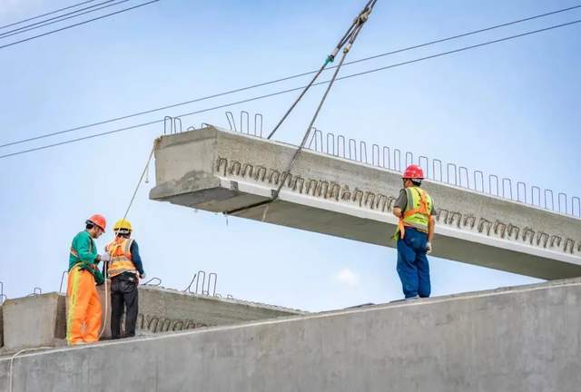 徐州东部绕越高速公路xm-tj11标首片空心板梁成功架设