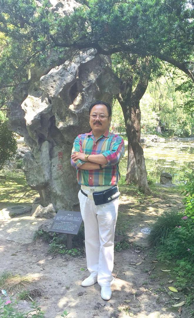 名家简历江晨 1964年生于江苏阜宁.自幼酷爱书画,八岁拜师入门.