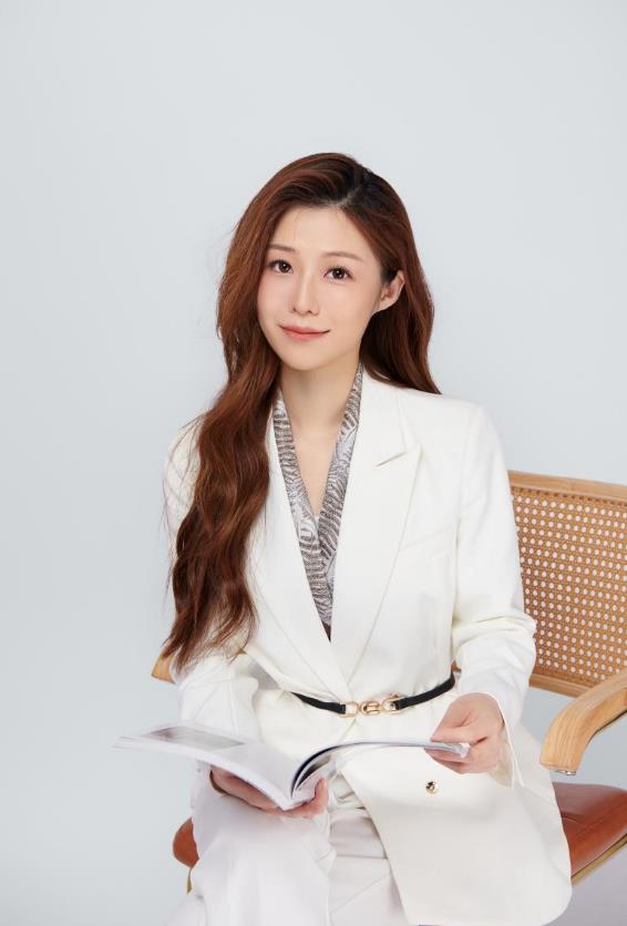 艾博凝,北京金羽翼公益基金会理事,毕业于英国谢菲尔德大学.