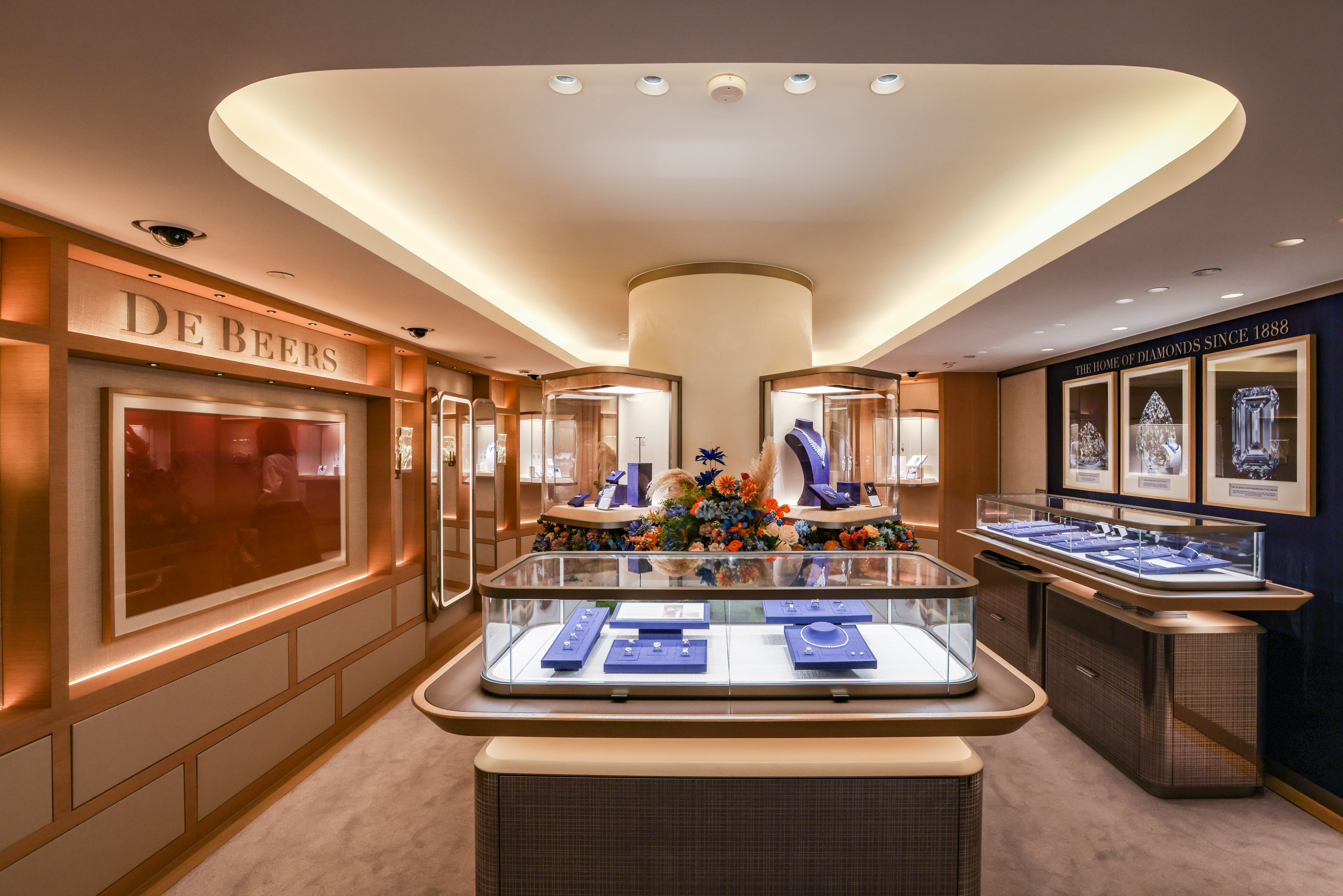 高级珠宝更依赖内地有钱人了这从戴比尔斯在香港开的新店就能看出来