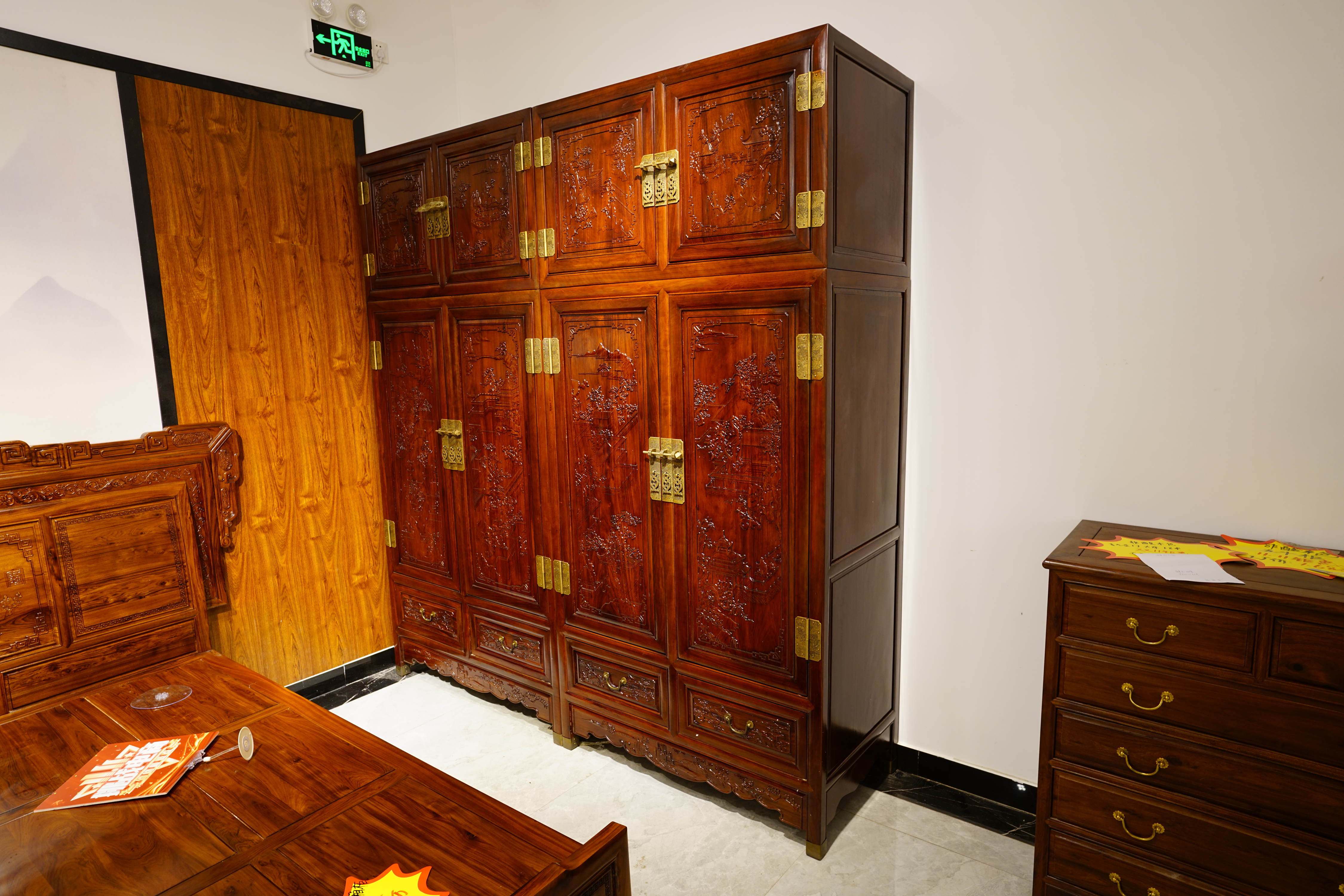 臻匠红木红木家具中的顶箱柜不只是美实用性也很强