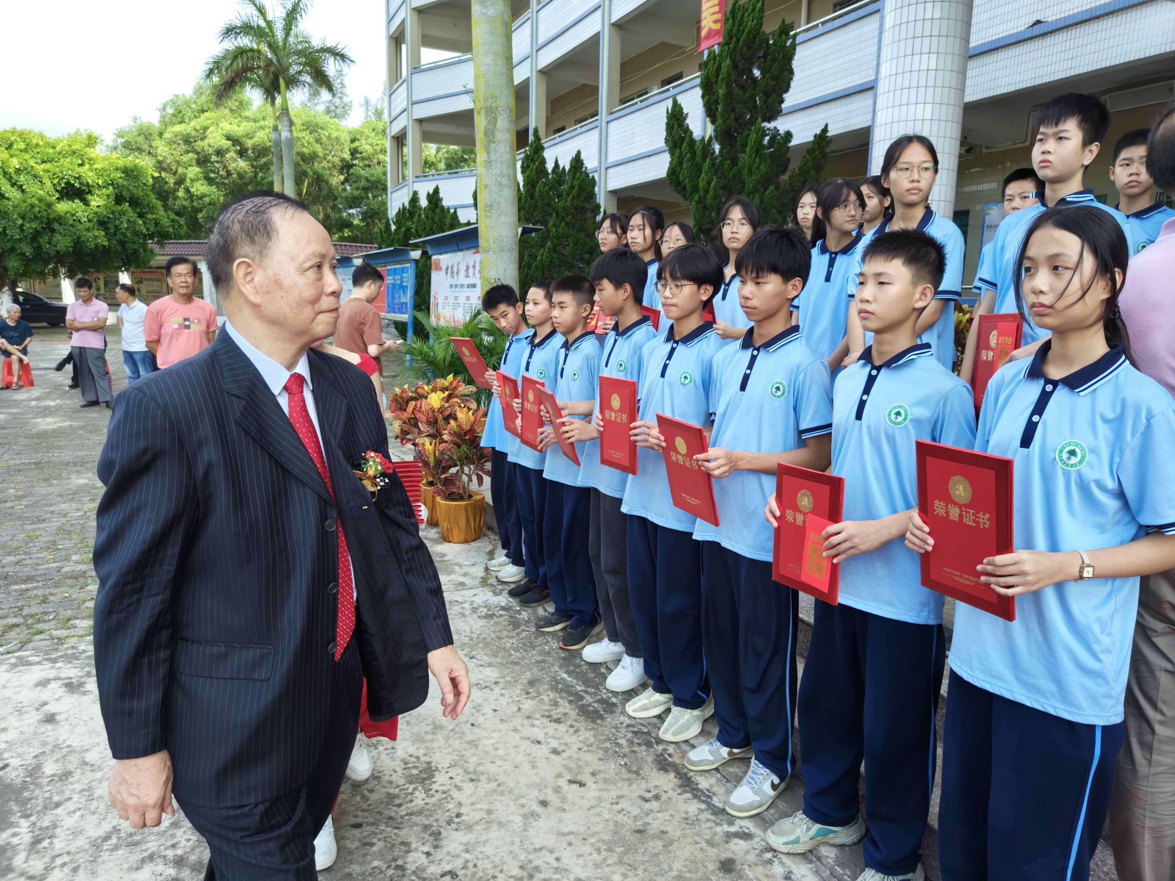 吴川川西中学校长图片