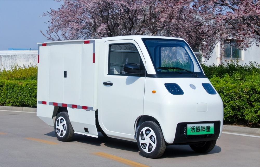 的圆角矩形元素,让前脸没有太多的攻击性,充满了微型乘用车的设计风格