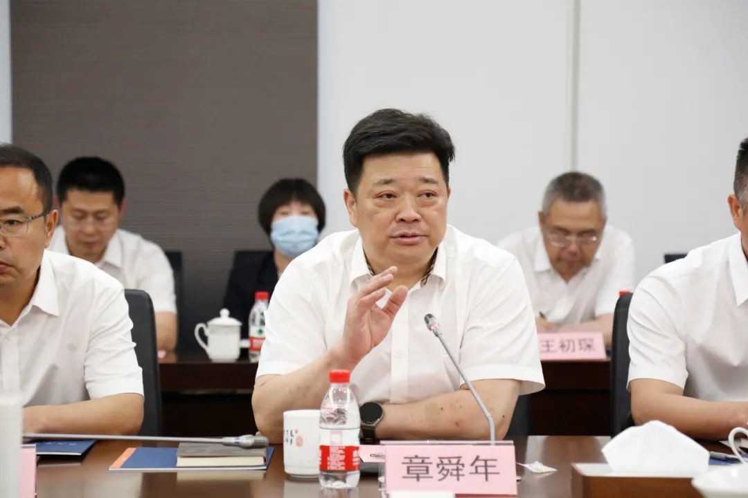 签约仪式上,杭州交投集团董事长章舜年表示,龙元四十余年的发展历程