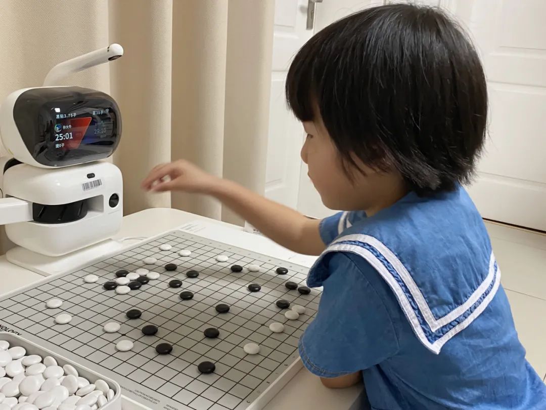 测评商汤元萝卜围棋机器人:"恐龙"塞进家庭机器人