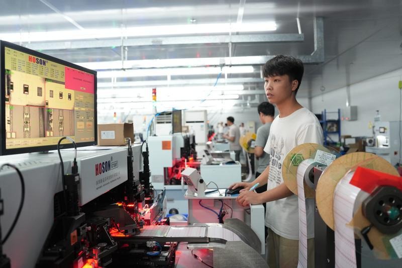 中山日报高质量调研深圳行丨兆驰照明总部落灯都布局百亿市场