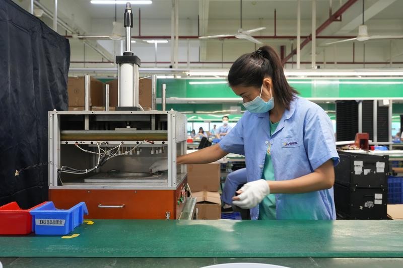 中山日报高质量调研深圳行丨兆驰照明总部落灯都布局百亿市场