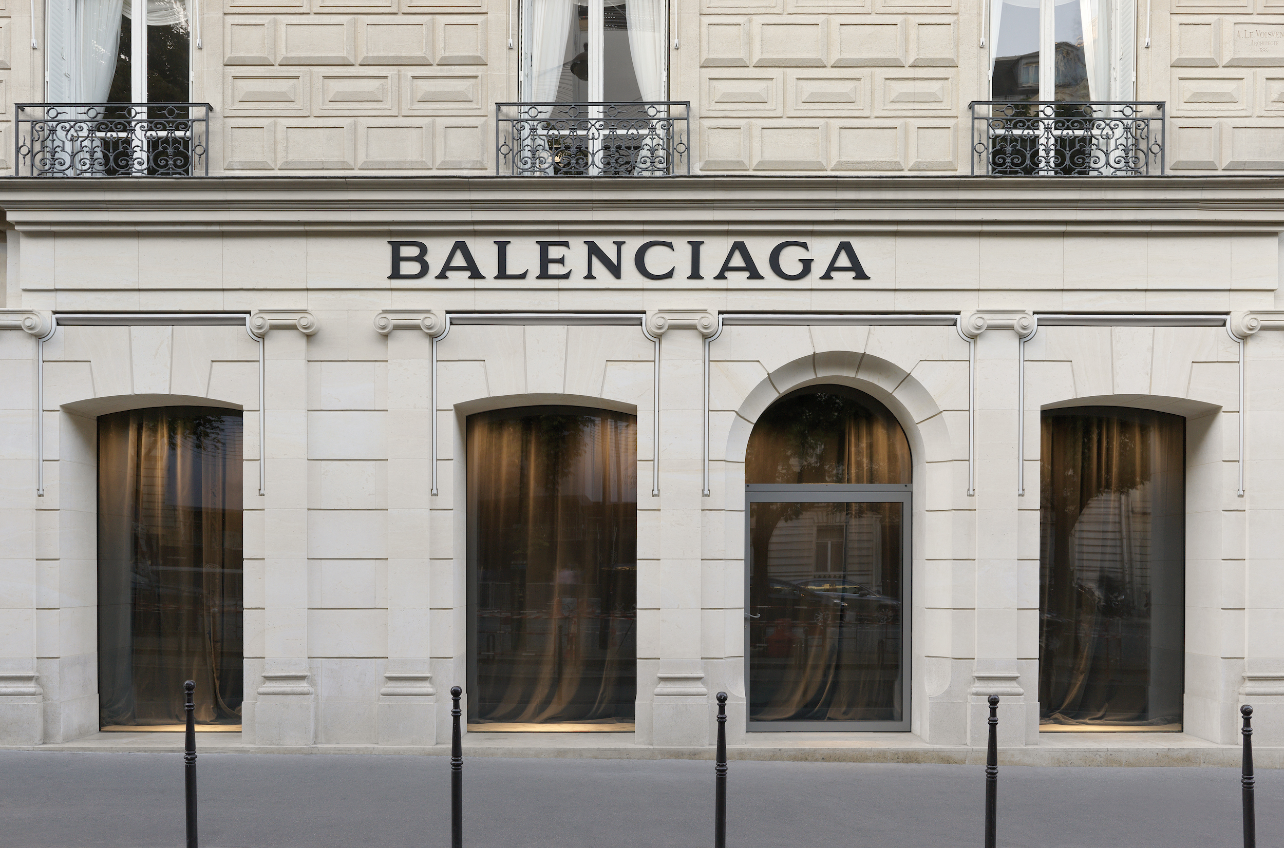 balenciaga show: regression to the essence of couture