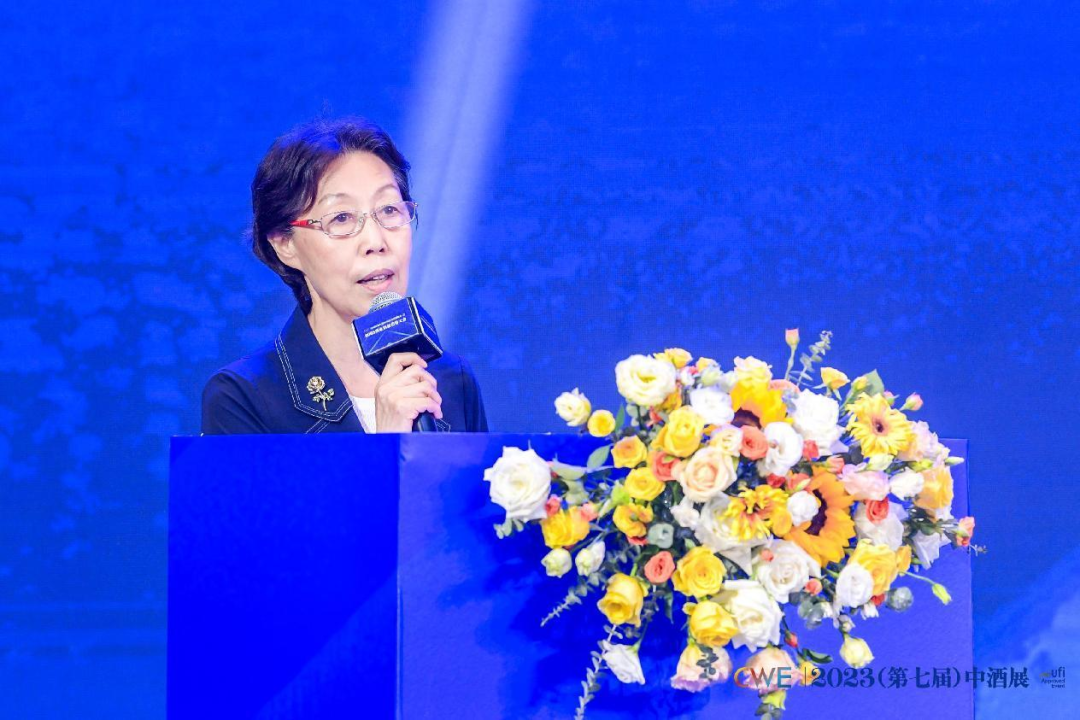 酒业应如何穿越周期？何继红、刘员、贾康、杨鹏宏等10余位嘉宾在这场大会给出了最优解_财富号_东方财富网