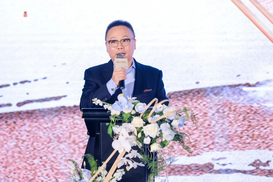 银盛泰集团董事长任军在致辞中也阐述了孵化宴粹酱酒的初衷.