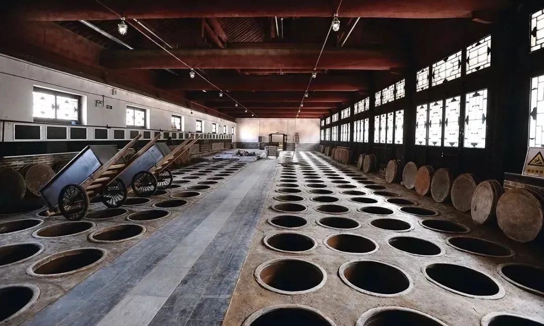 井然有序的酿酒阵列,这里藏着汾酒诞生的秘密——地缸固态分离发酵