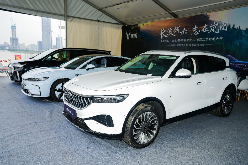 三年三品类岚图汽车成为第48届武汉76716渡江节官方指定用车