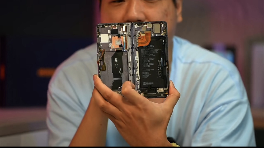 荣耀magic v2拆解报告:轻薄牺牲配置,折痕无法避免