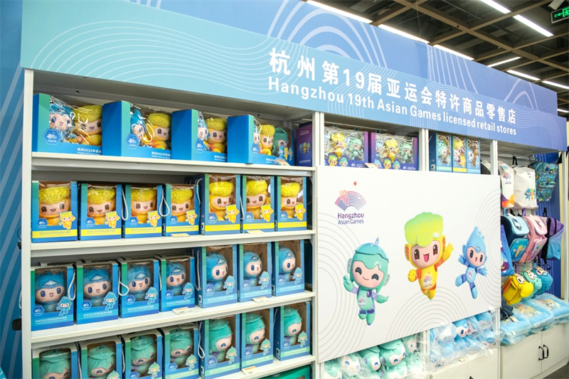 充满时代活力的机器人,分别取名"琮琮""莲莲""宸宸",组合名为"江南忆"