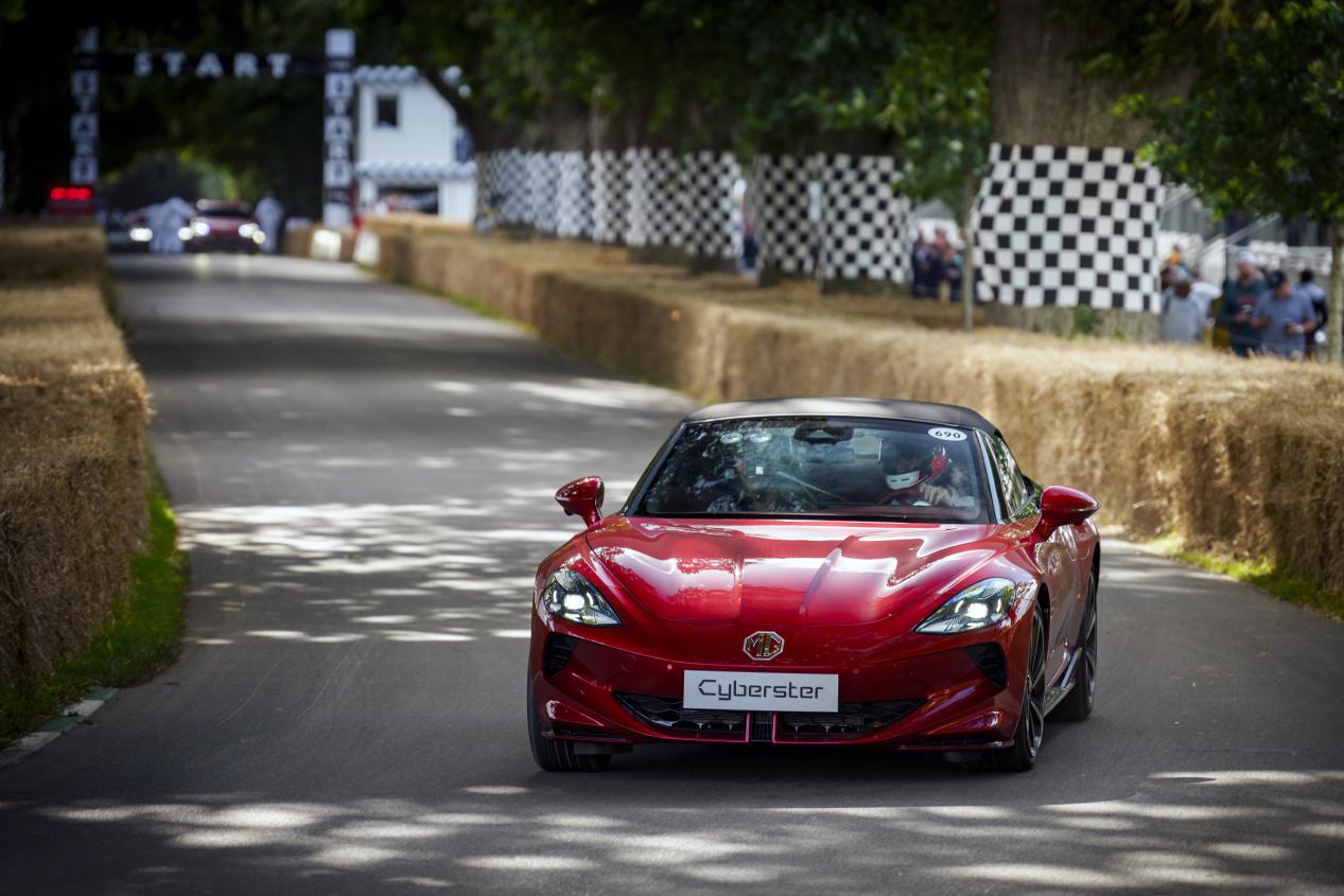 每年,众多顶级超级跑车和明星车手齐聚古德伍德赛道,挑战长达1890米的