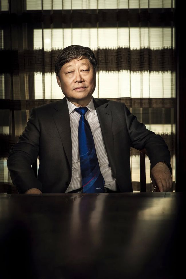 他大刀阔斧救工厂于水火用一把锤子砸出市值两千亿的世界家电巨头