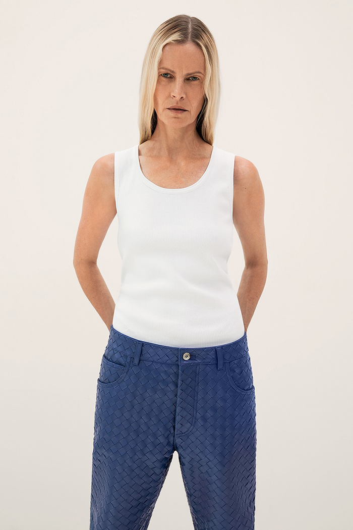 今夏顶流白背心最chill的都市丽人都在穿