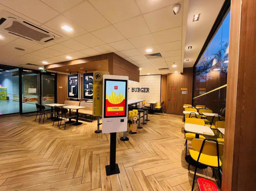 麦当劳4店同开限时开业好礼大放送8月第一天给你双倍惊喜暴击