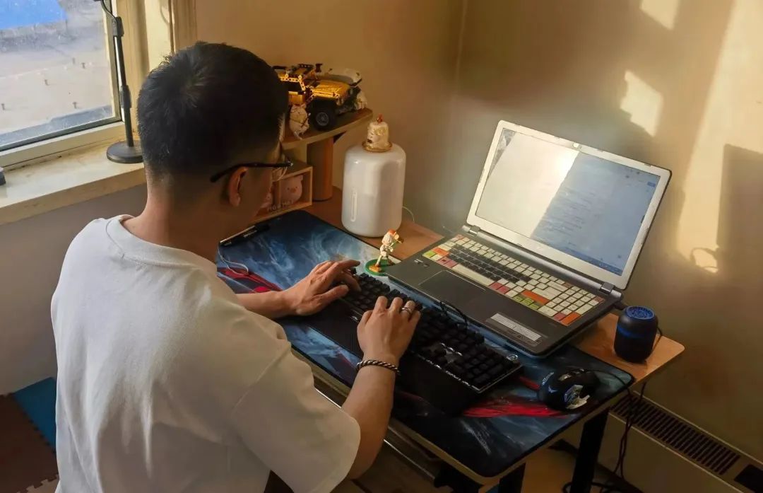 写作中的弈青锋回到家,他开始认真钻研网文的门道