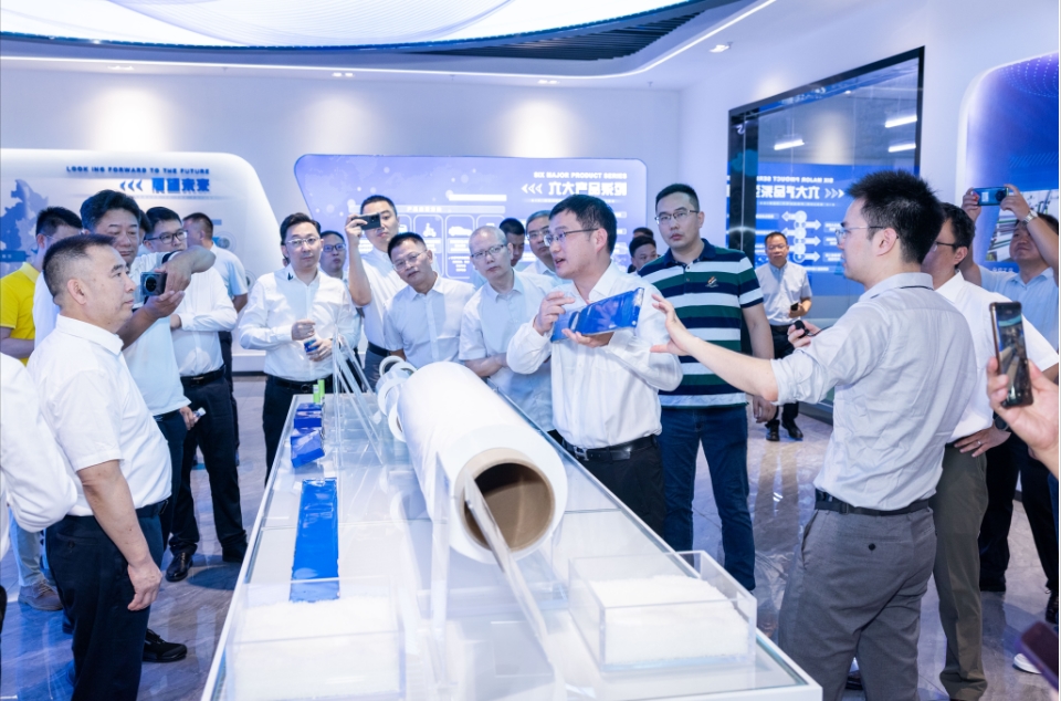 嘉宾入场后,在深圳博盛技术研发总监陈世章的带领下