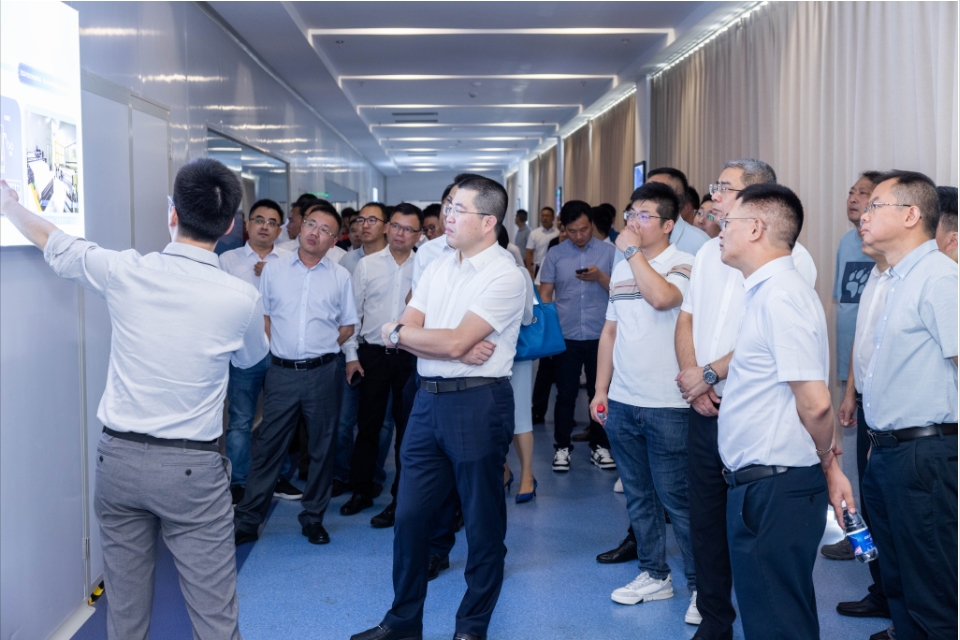 嘉宾入场后,在深圳博盛技术研发总监陈世章的带领下