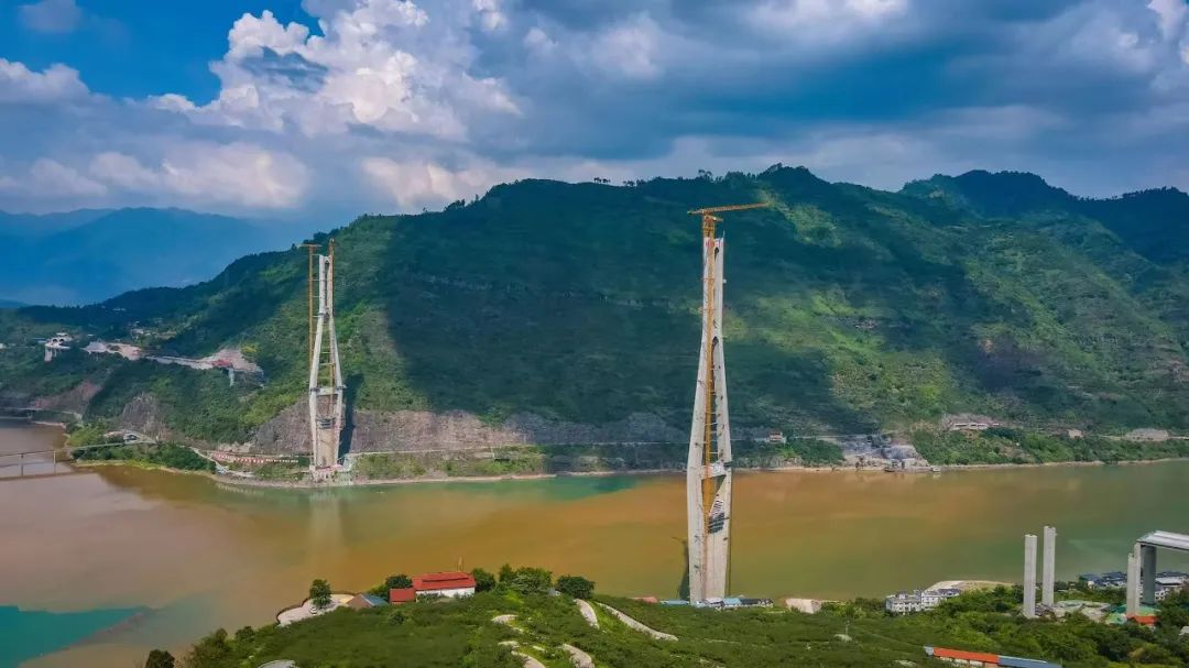 媒体关注四川在建最高索塔最大跨径斜拉桥新市金沙江特大桥主塔封顶