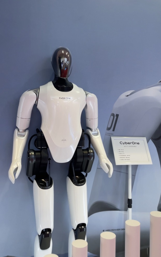 小米cyberone人形机器人 记者彭思雨摄随着技术进步,仿生机器人成本有