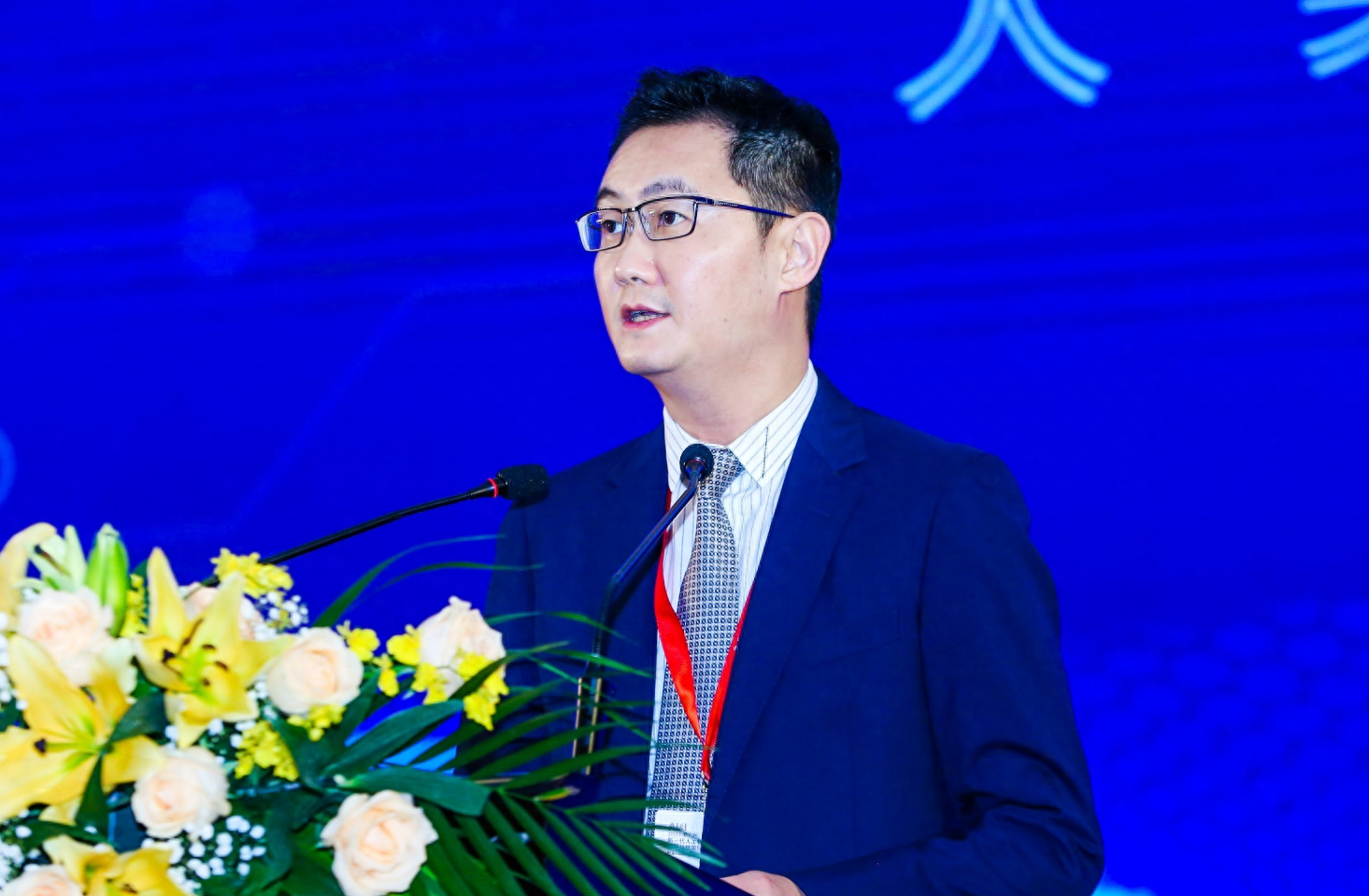 深圳第一富豪诞生忍受员工不开会不打卡如今靠他赚到上万亿