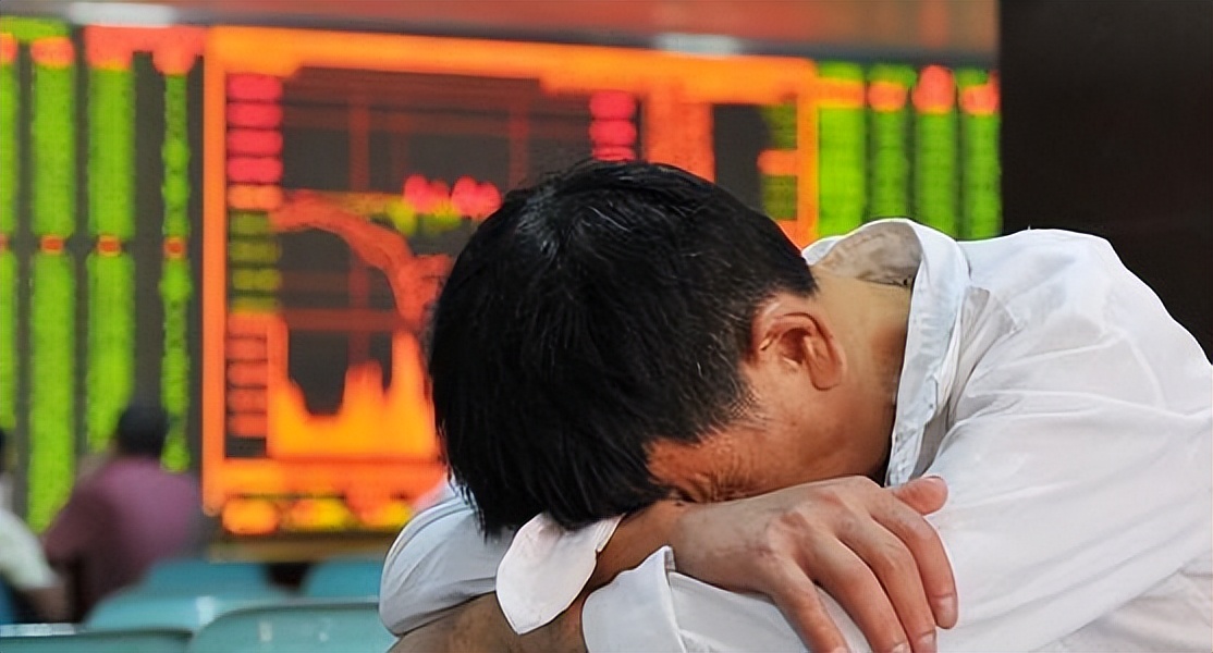 2万,收盘后大龙失魂落魄的在江边走了几个小时,任凭雨水打在我身上也