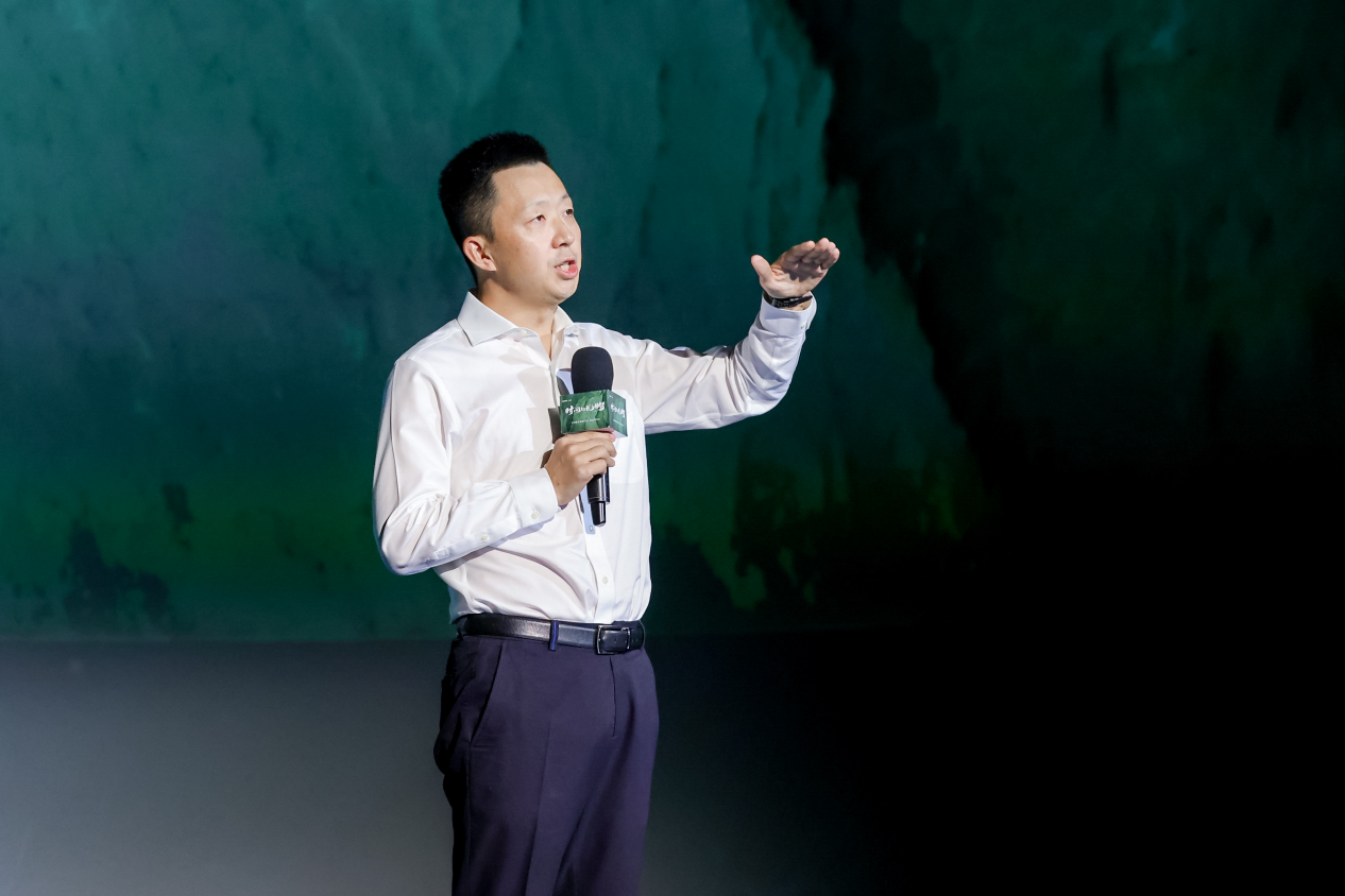 随后万科集团西南区域首席合伙人,也是本次发布会的美好推荐官李嵬