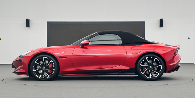 敞篷纯电两门跑车30万出头的名爵cyberster你能不心动吗