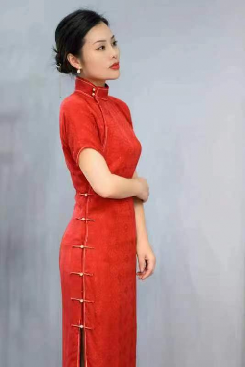 追逐旗袍梦想这位江苏姑娘的绣美人生