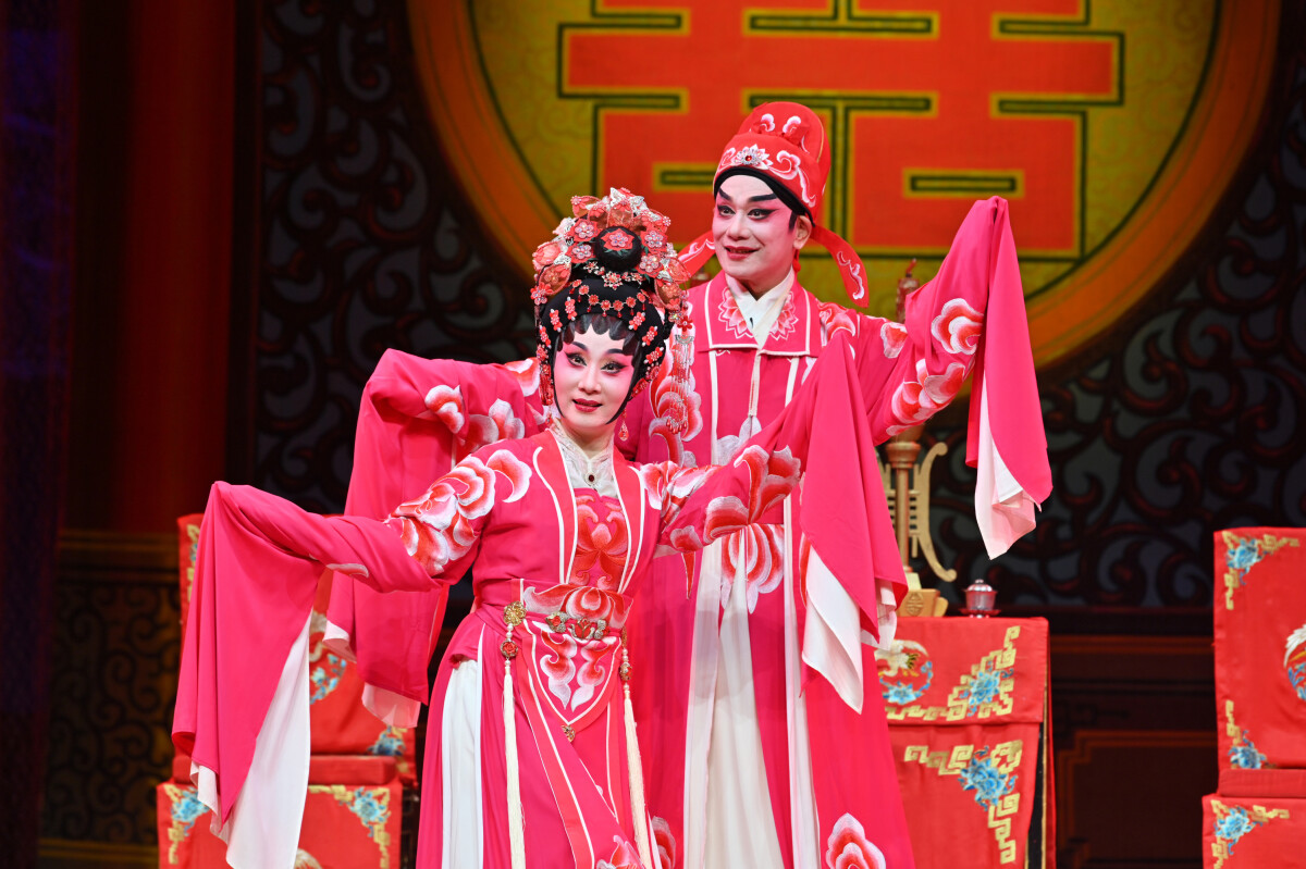 粤剧《柳毅传书》中,岑海雁,丁凡分别饰演龙女三娘,柳毅