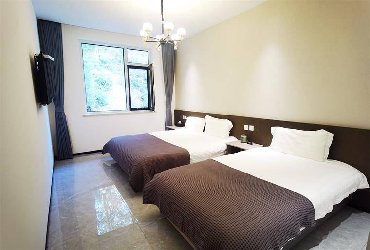 承德兴隆青松岭快活林村欢喜小院民宿,占地800多平,三餐一宿198!