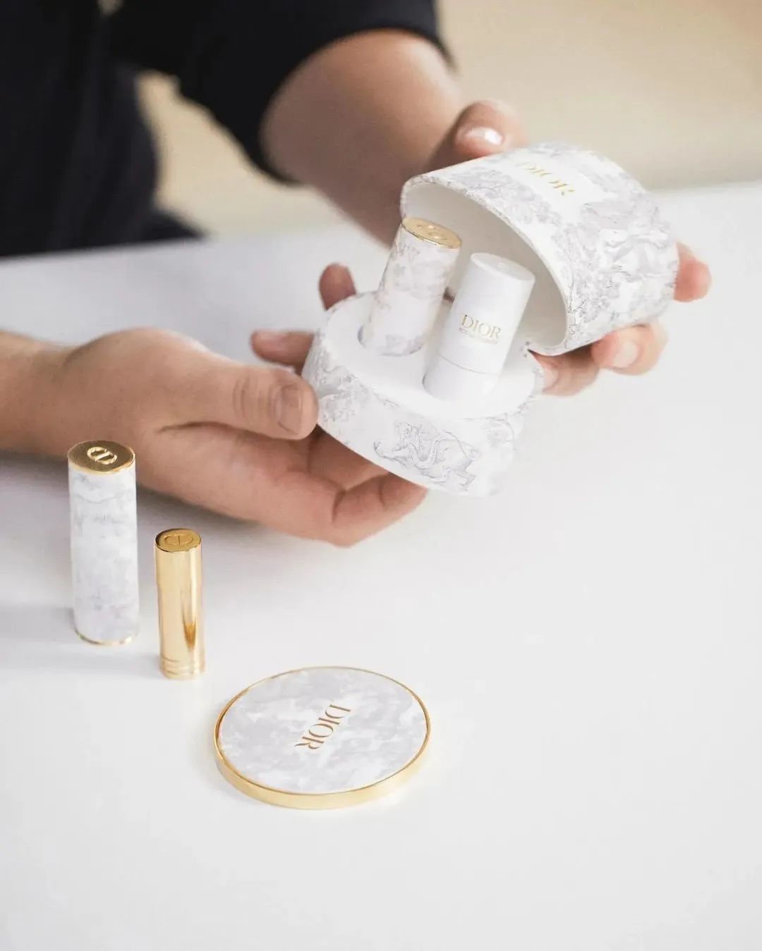 dior(克里斯汀·迪奥)推出了有史以来的首款可替换高定唇膏(haute