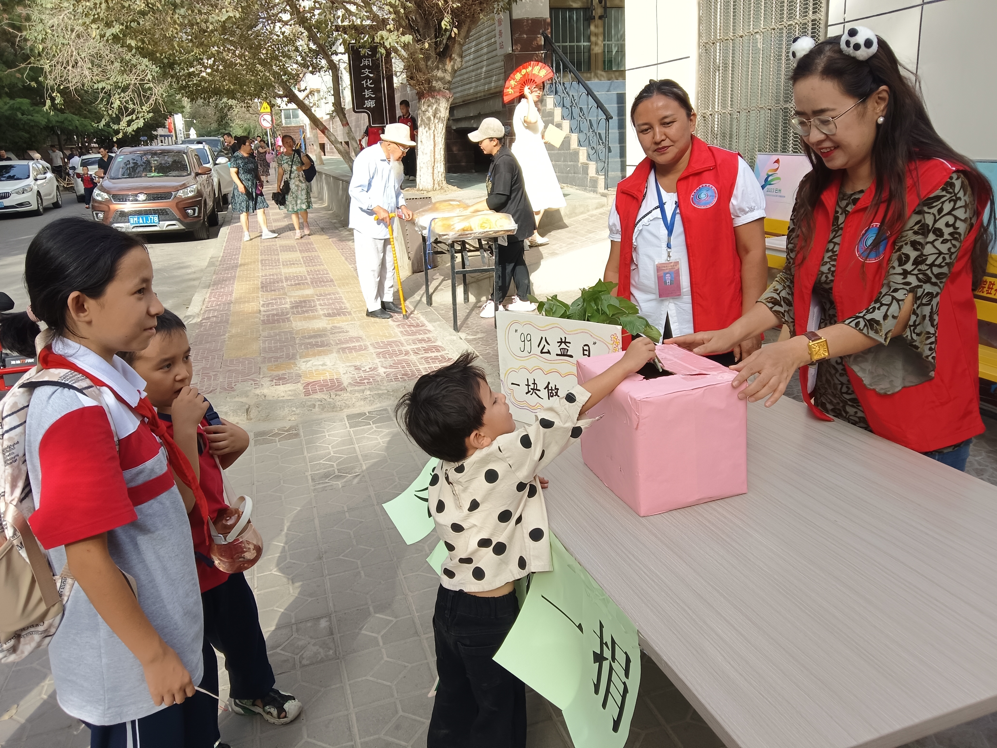 库尔勒市萨依巴格街道孔雀社区组织开展"爱心一元捐"募捐活动