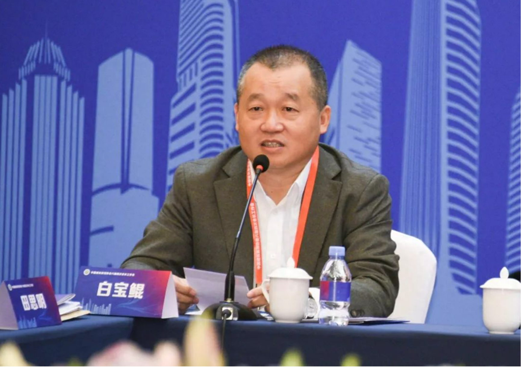 白宝鲲是河南新乡人,1970年出生在新乡县,20岁时进入当时的河南新铝