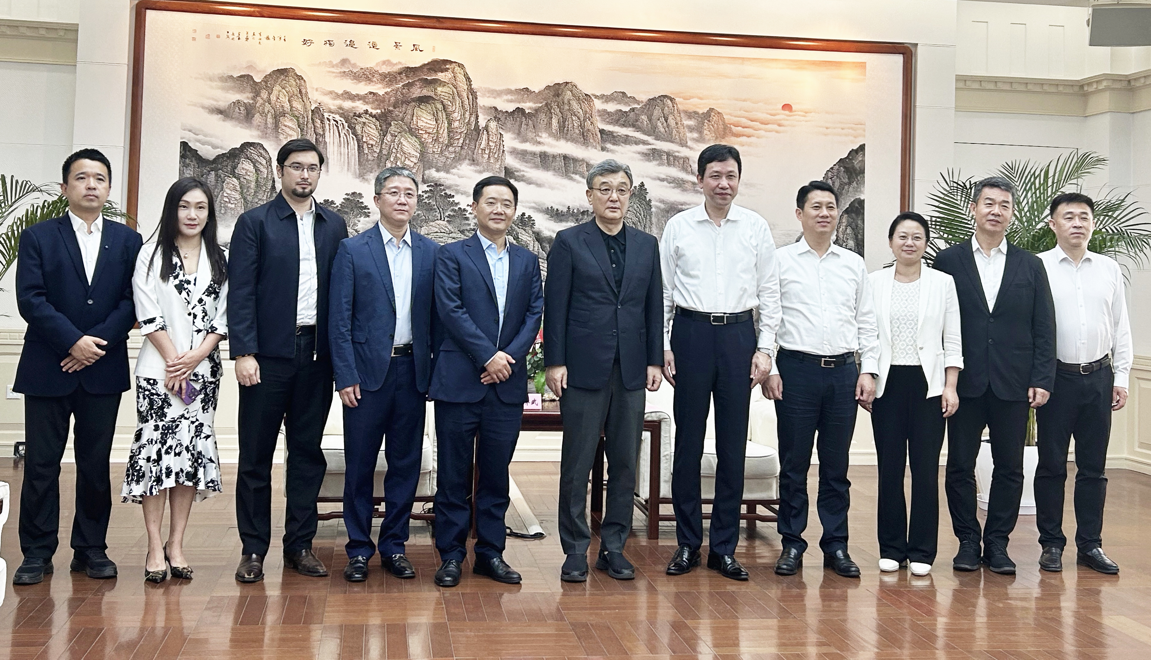 辽宁省政府副秘书长崔长征,省商务厅厅长潘爽,省科技厅副厅长许爱东