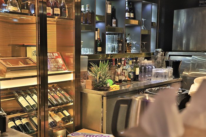 首页>创作中心>正文>梁立仁经营的revel酒吧位于尖沙咀 拍摄:张熹珑